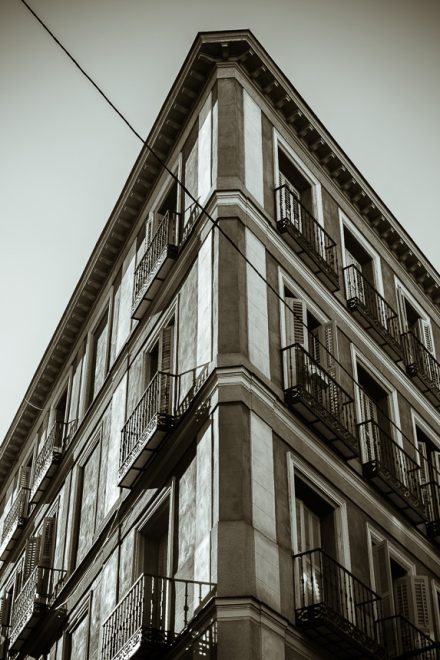 Fachada del edificio situado en la esquina de las calle Postas y San Cristobal - @JMPhotographia