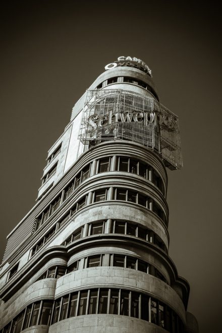 Edificio Carrión con el famoso neón de Schweppes - @JMPhotographia