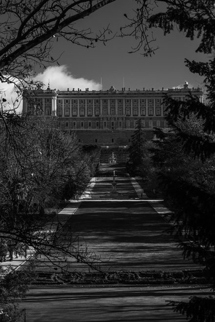 Vista del Palacio Real desde la entrada a los jardines