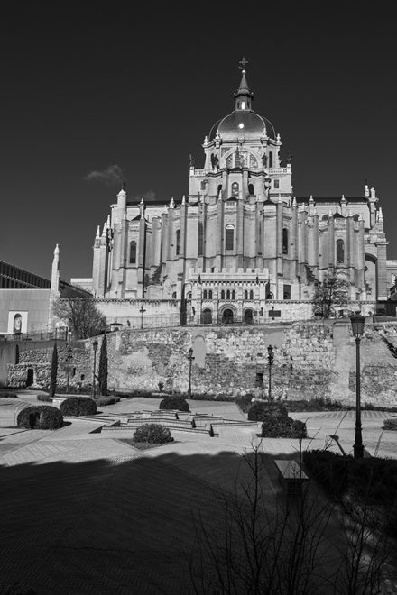 Restos de la muralla árabe junto a la Catedral de la Almudena - ©JMPhotographia.