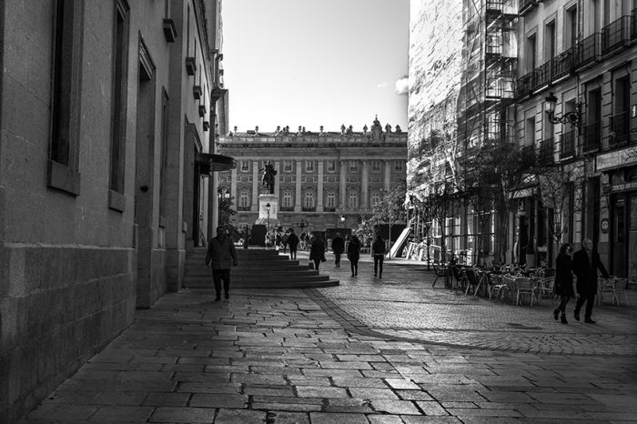 Calle de Felipe V y fachada norte del Teatro Real. Al fondo el Palacio Real y a caballo el rey Felipe IV en su monumento – ©JMPhotographia
