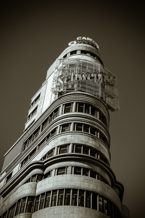 Edificio Carrión con el famoso neón de Schweppes - @JMPhotographia